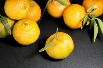 Mandarini su nero ardesia