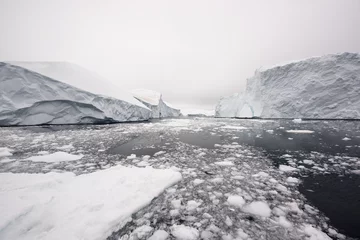 Crédence de cuisine en verre imprimé Glaciers Glaciers On Frozen Ocean Against Sky in Greenland