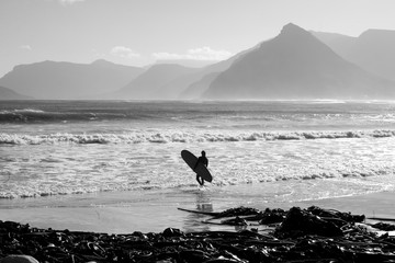 Obraz premium Longboarder heads out for a surf