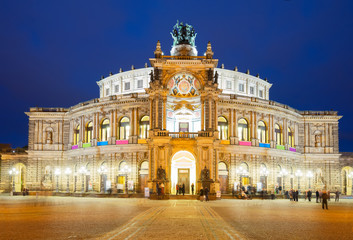Fototapeta na wymiar Opera house of Dresden at night, Germany