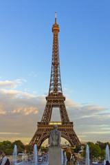 Fototapeta premium Sculpture in front of the Eiffel Tower