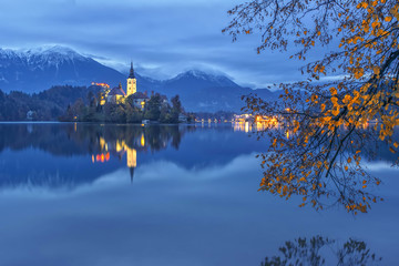 Fototapeta premium Bled lake and pilgrimage church at twilight reflected in water