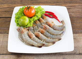 Fresh shrimps and vegetable in white dish