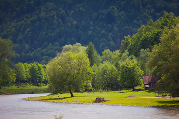 Słoneczny dzień w górach, w Muszynie nad rzeką Poprad © rogozinski