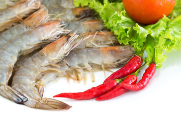 Fresh shrimps and vegetable in white dish