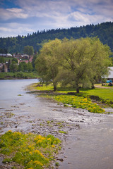Słoneczny dzień w górach, w Muszynie nad rzeką Poprad © rogozinski