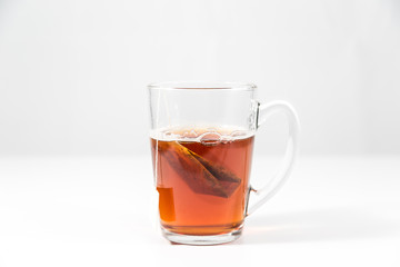 Tazza di vetro con tè e bustina del tè