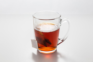 Tazza di vetro con tè e bustina del tè