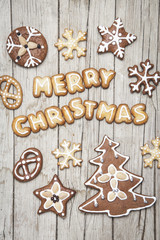 Weihnachtlicher grauer Holz Hintergrund mit Lebkuchen und Merry Christmas