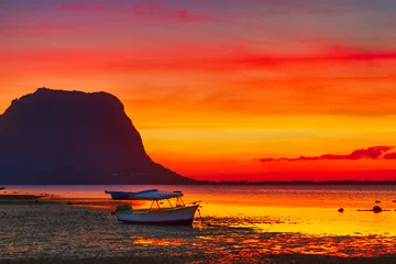 Zelfklevend Fotobehang Vissersboot in zonsondergangtijd. Le Morn Brabant op de achtergrond. © Olga Khoroshunova