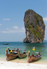 Obraz premium Tropical boats and rock