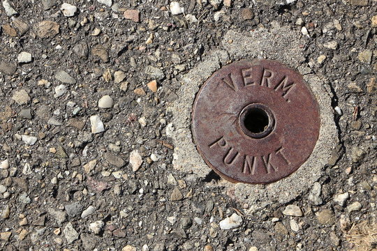 Vermessungspunkt, Messpunkt, Referenzpunkt im Asphalt