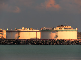 Depositi di carburanti fronte mare, panorama industriale