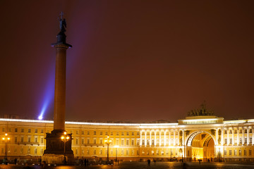 Fototapeta na wymiar Alexander column and General staff on Palace square
