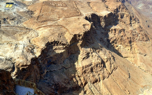 Blick von der Festung Masada auf die &Uuml;berreste eines r&ouml;mischen Hauptkastells