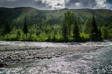 bank of Manaraga river in front of mountains