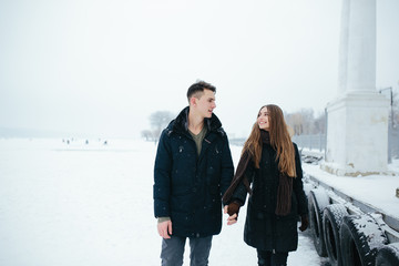 couple posing in a snowy park