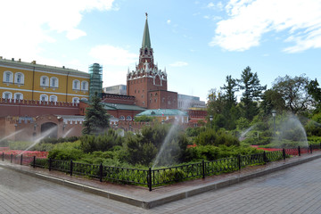 Obraz premium The Alexander Garden at walls of the Moscow Kremlin in the summe