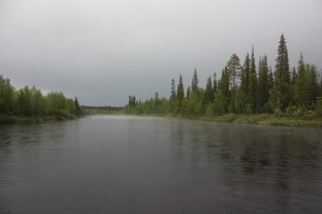 Пар над рекой после грозы.