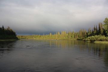 Берег реки перед грозой.
