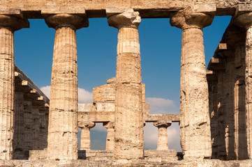Säulen eines griechischen Tempels im Abendlicht