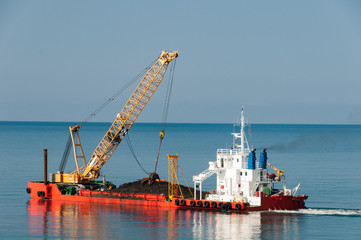 Schwimmbagger fährt zum verklappen