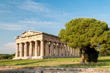 Fototapeta na wymiar Griechische Tempelanlagen in Paestum Kampanien