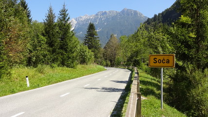 alpejska droga w dolinie Soca - obrazy, fototapety, plakaty