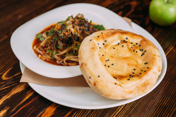 Блюдо еды на деревянном фоне