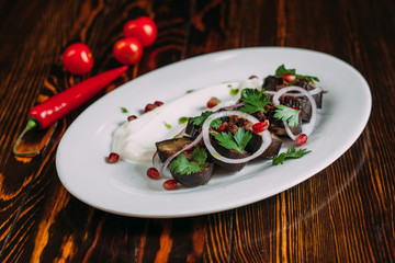 Блюдо еды на деревянном фоне (a meat dish on a wooden background)