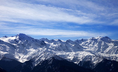 Obraz premium Sunlight snow mountain in wind winter evening