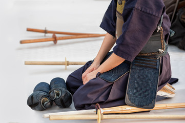 combattant de kendo assis en méditation