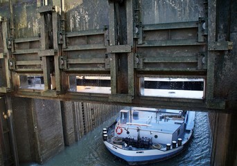 Ein Motortankschiff durchfährt eine Kanalschleuse