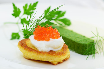 Blinis mit Kaviar und Sauerrahm