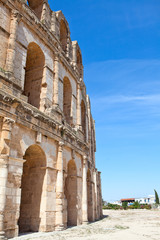 Fototapeta premium Demolished ancient walls and arches in Tunisian Amphitheatre in El Djem, Tunisia