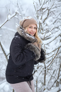Портрет блондинки в зимнем лесу