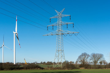 Hochspannungsleitung an einem Windpark