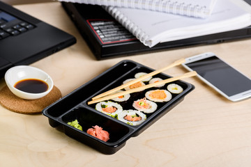 workaholics eat lunch at work
