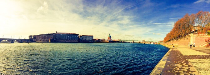 Panorama de la Garonne à Toulouse, Occitanie, France