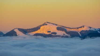 Fototapeta na wymiar Sonnenaufgang in den österreichischen Alpen im Winter