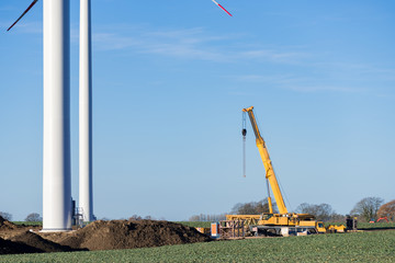 Baustelle Windpark mit Autokran auf einem Acker