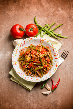 spicy integral tagliatelle with green beans and tomato sauce