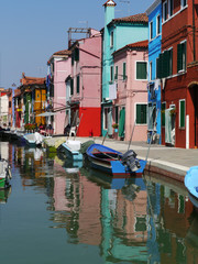 Fototapeta na wymiar Farbenfrohe Häuserzeile auf der Insel Burano, Venedig