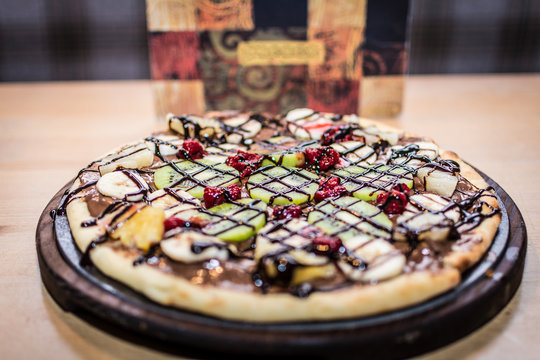 Pizza whit fruit and chocolate