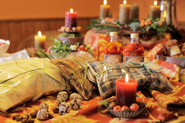 Fototapeta na wymiar gedeckter Tisch zu Weihnachten, Geschenke, Kerzen