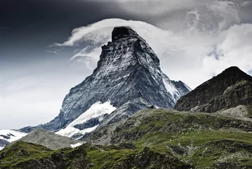 Stickers pour porte Cervin Vue sur la montagne du Cervin/Temps dramatique sur le Cervin, célèbre montagne des Alpes suisses
