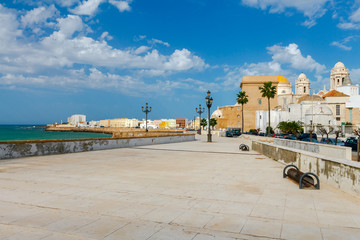 Fototapeta na wymiar Cadiz. City embankment.