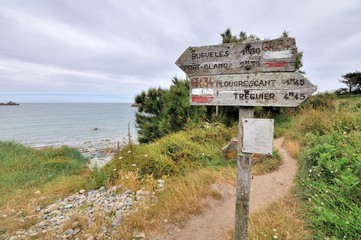 Panneaux indicateurs pour le sentier de randonnée entre Port-Blanc et Plougrescant en Bretagne