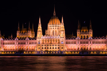 Fototapeta na wymiar View of the Parliament in Budapest at night