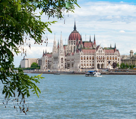 Obraz premium Bright view of the Parliament diagonally with the tree on the fo